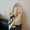 Bolso tote de paja tejida con asas de cuero marrón y bufanda de seda decorativa - Blanco Roto