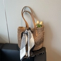 Bolso tote grande de paja tejida con asas de cuero marrón y pañuelo de seda decorativo - Marrón