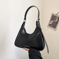 Glänzende schwarze Hobo-Tasche mit verstellbarer Silberschnalle und Logo-Details - Schwarz