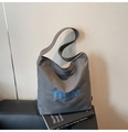 Detail van blauw 3D-borduurwerk met TELN!-tekst op dikke donkergrijze canvas tas - Grijs