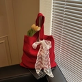 Bolso tote de punto rojo adornado con un delicado lazo floral de encaje blanco - Burdeos