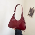 Schicke burgunderrote Achseltasche aus Lackleder in Halbmondform mit glänzendem Finish - Rot