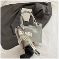 Dettaglio borsa tote argento metallizzato con fiocco in pizzo bianco e ciondolo di perle - Argento