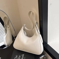 Schicke cremefarbene Halbmond-Achseltasche aus Kunstleder mit verstellbarem Schultergurt - Weiß