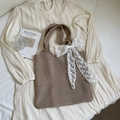 Bolso tote de punto marrón con calados y un gran lazo de encaje blanco detalle - Caqui