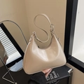 Chic beige halmondförmige Achseltasche mit silbernen Ringen und glattem Lederfinish - Khaki