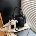 Sac seau en cuir verni noir brillant avec breloque cœur perle et nœud en dentelle - Noir