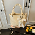 Sac seau en cuir PU crème avec texture plissée et breloque cœur en perles - Jaune