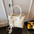Sac fourre-tout crème en cuir plissé avec breloque cœur en perles et nœud dentelle - Blanc