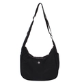 Sac hobo en toile noire avec bandoulière réglable et logo argenté sur fond blanc épuré - Noir