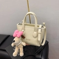 Mini borsa tote chic bianco crema in pelle martellata con grazioso ciondolo a cagnolino - Bianco Latte di Cocco Con Pendente
