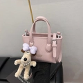 Mini borsa a secchiello rosa in pelle litchi con tracolla e ciondolo a cane - Rosa con ciondolo