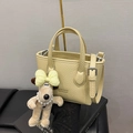 Mini borsa tote giallo pallido con motivo litchi, tracolla e ciondolo a cucciolo - Giallo Limone Con Pendente