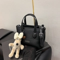 Elegante borsa a secchiello in pelle nera a grana con ciondolo a forma di cane di peluche - Nero con ciondolo