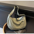 Borsa a tracolla minimalista in nylon verde salvia con forma a mezzaluna e ampia capienza - Verde