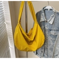 Grande borsa a tracolla a mezzaluna in nylon giallo brillante con spallina larga - Giallo