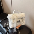 Bolso bandolera blanco acolchado con lazo de perlas y cintas de encaje elegante - Blanco con colgante