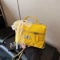 Bolso acolchado amarillo vibrante con lazo de perlas y encaje y correa de cadena plateada - Amarillo con Colgante