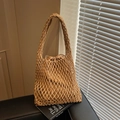 Bolso saco de tejido marrón claro con forro de cordón y diseño de ganchillo calado - Caqui