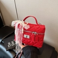 Elegante bolso rojo acolchado con lazo de encaje y cierre de giro plateado - Rojo con Colgante