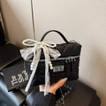 Bolso tipo caja acolchado negro con lazo de perlas, cinta de encaje y cadena - Negro con colgante