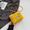 Sac bandoulière jaune vif avec motif losanges et bandoulière chaîne argentée - Jaune sans pendentif