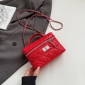 Élégant sac boîte rouge matelassé avec bandoulière chaîne argentée et fermoir pivotant - Rouge (Sans Pendentif)