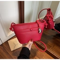 Borsa a tracolla in pelle rossa martellata con ciondolo a cuore e tracolla annodata - Borgogna