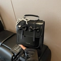 Mochila negra de charol con lazos y decoración de correa de perlas finas - Negro