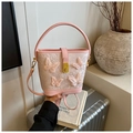 Bolso saco rosa con mariposas de encaje 3D, asa superior y cierre de metal dorado - Rosa
