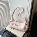Minimalist light pink crescent shoulder bag in glossy faux leather with side pockets - Pink