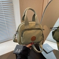Bolso de mano cuadrado pequeño de nailon verde con correa ajustable y detalle de logo - Verde