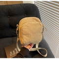 Details der beige Nylon-Umhängetasche mit Mehrschicht-Reißverschlüssen und Webriemen - Khaki