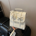 Sac à dos chic en cuir blanc crème pour femme avec double nœud et pendentif en perles fines - Blanc Cassé