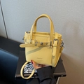 Mini borsa a secchiello gialla in pelle martellata con fibbia argentata - Giallo