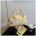 Détail d'un sac en cuir plissé jaune avec nœud en perles et fermeture éclair en métal - Avec Pendentif / Jaune