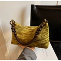 Details der Samt-Perlenhandtasche mit geprägter Blattstruktur und Holzperlengriff - Grün