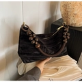 Detail eines Vintage Perlengriffs mit braunen Holzperlen an schwarzer Samthandtasche - Schwarz