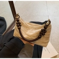 Detail der beigen Plissee-Wolken-Tasche mit Retro-Holzperlengriff und goldfarbenen Ringen - Khaki