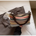 Detail der bunt gestreiften Webhandtasche mit dunklen Holzperlen-Griffen und Reißverschluss - Bunt