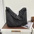 Detail van zwarte hobo-tas van gewassen denim met verstelbare brede schouderriem en gesp - Zwart