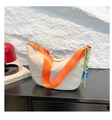 Detailansicht der beigen Halbmondtasche mit orangefarbenem Gurt und Anhänger - Beige