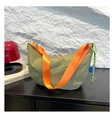 Detail der olivgrünen Halbmond-Umhängetasche mit leuchtend orangem Nylon-Schultergurt - Grün