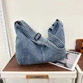 Umhängetasche aus hellblau gewaschenem Denim mit verstellbarem breitem Schultergurt - Blau