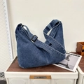 Minimalistische dunkelblaue Jeans-Umhängetasche mit breitem Gurt und schwarzer Schnalle - Marineblau