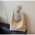 Dettaglio della borsa tote beige a pieghe con ricamo 'Live laugh love' sul tessuto - Cachi