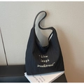 Dettaglio della borsa tote nera plissettata con ricamo Live Laugh Love & Bread - Nero