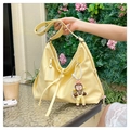 Détail du sac hobo en nylon jaune avec étiquette MASHK et breloque poupée mignonne - Avec Pendentif / Jaune