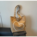 Détail du sac cabas en toile avec broderie de cœur et petit accessoire en métal - Marron