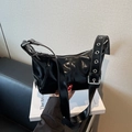 Sac sous le bras noir brillant avec de grands œillets métalliques sur la bandoulière - Noir